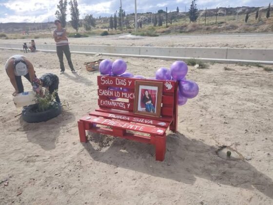 Banco rojo en memoria de Tamara Silva, barrio Alta Tensión de Puerto Madryn.